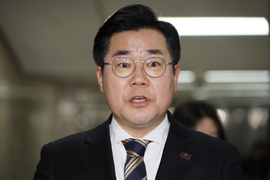 박찬대 더불어민주당 원내대표가 3일 오후 국회에서 체포영장 집행 중지 관련 입장을 발표하고 있다.[연합뉴스]